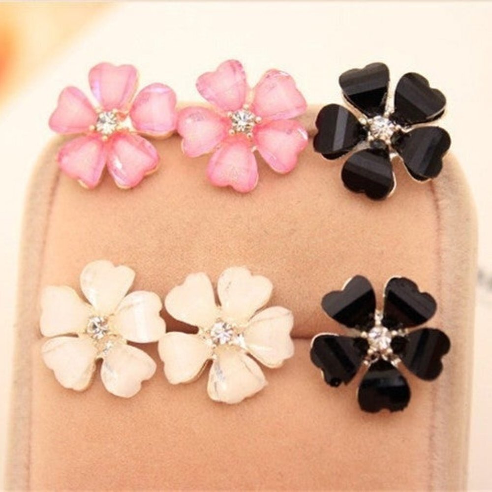 NWOT Beautiful Clover Stud Earrings